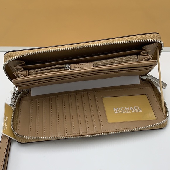 MICHAEL KORS LARGE TRAVEL CONTINENTAL WRISTLET WALLET CAMEL COLOR - Picture 9 of 16